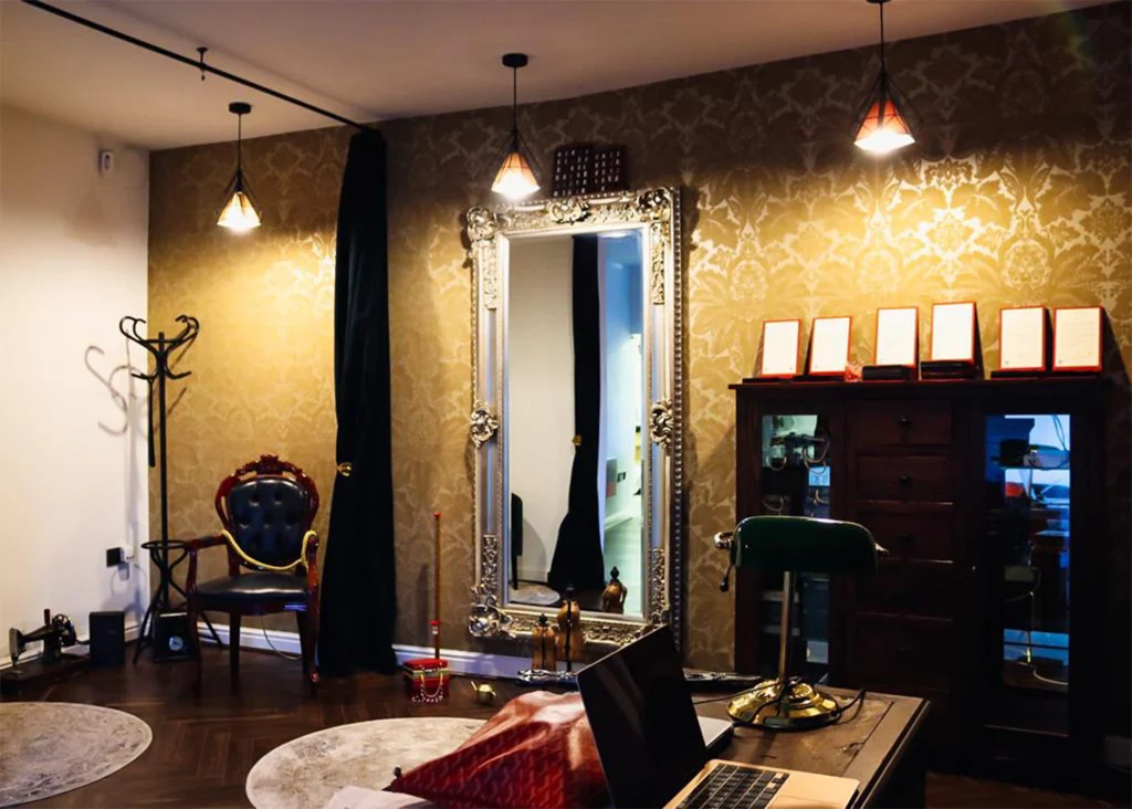 picture of bees alterations shop