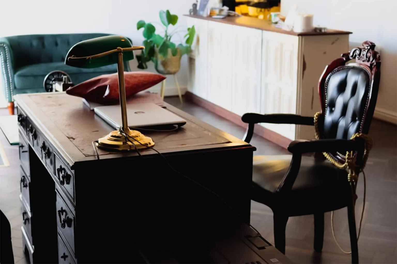 picture of bees alterations shop